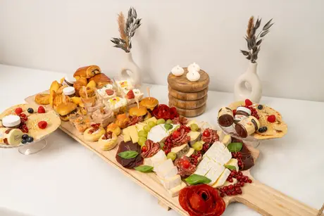 Planche brunch, viennoiseries et charcuterie — Chef.BDG