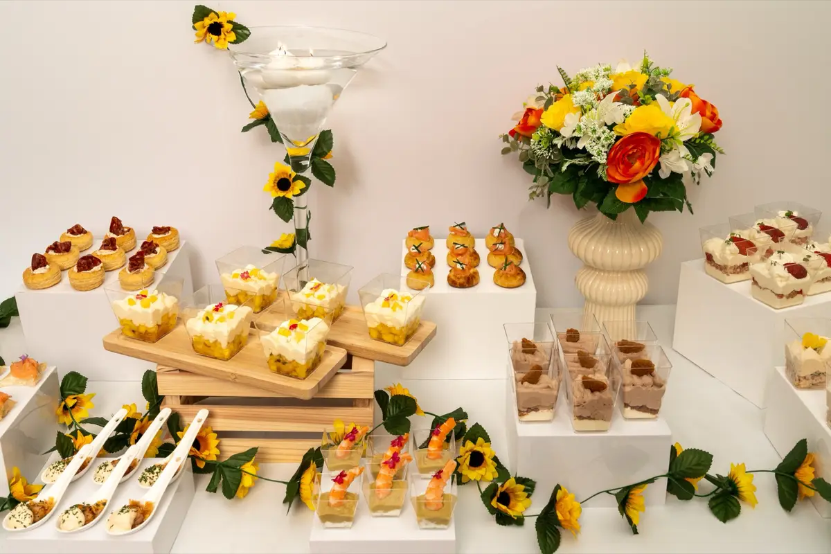 Buffet de verrines dressé pour une réception — Chef.BDG