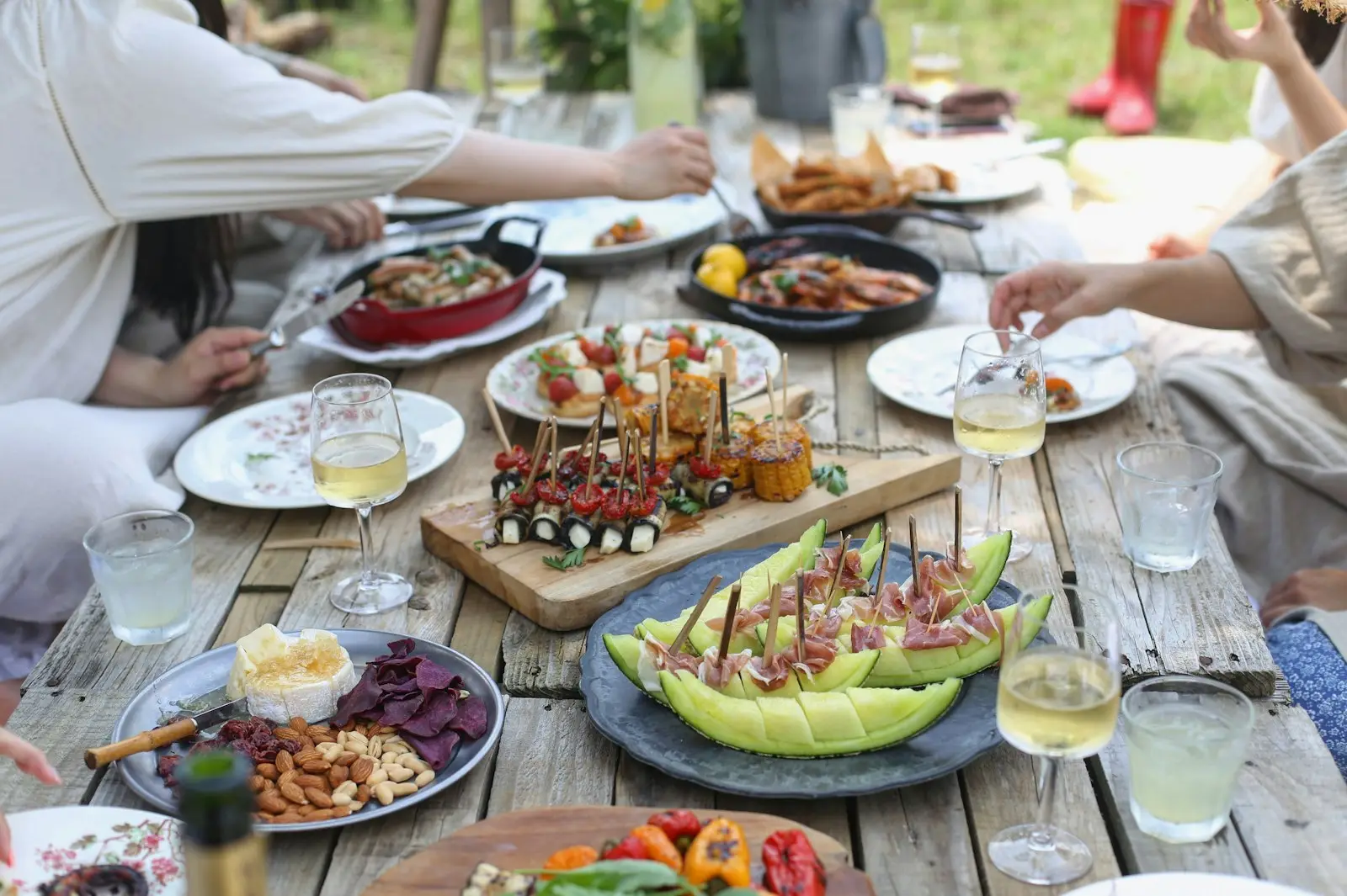 Plateaux et planches à partager autour d'une table conviviale — Chef.BDG